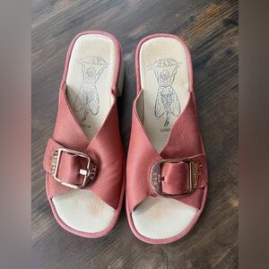 Chic FLY LONDON dark salmon colored Leather Slide Sandals with rose gold Buckle